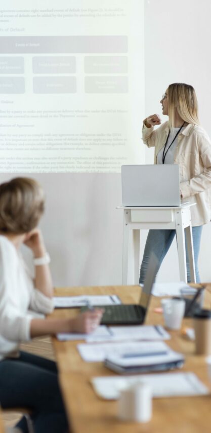 medium-shot-women-business-meeting